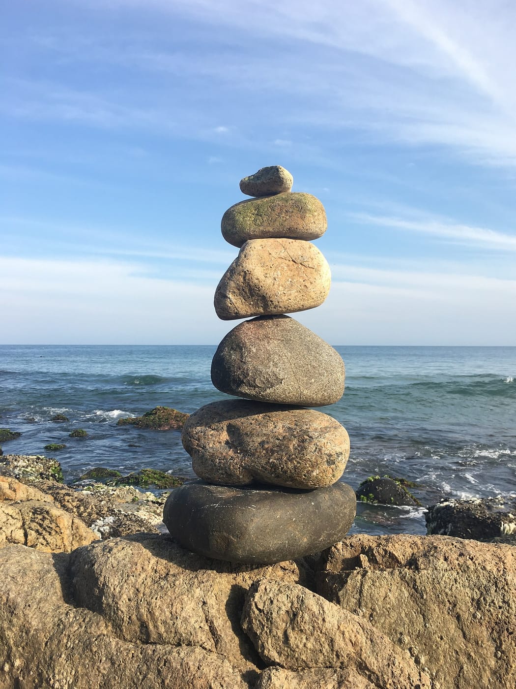 Stones balanced by the sea, Florianópolis