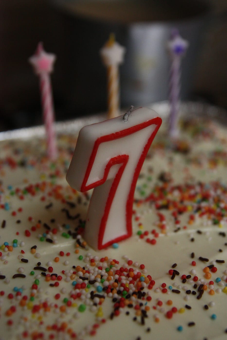 A number 7 birthday candle